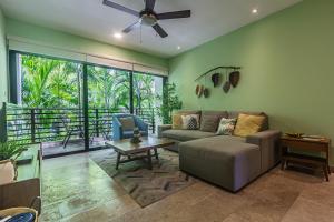 Seaview Roof Pool, Gym Onsite, 4 Blocks to 5th Ave