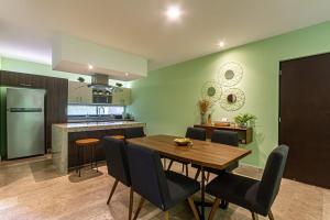 Seaview Roof Pool, Gym Onsite, 4 Blocks to 5th Ave