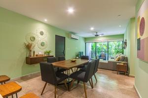 Seaview Roof Pool, Gym Onsite, 4 Blocks to 5th Ave