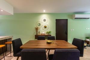 Seaview Roof Pool, Gym Onsite, 4 Blocks to 5th Ave