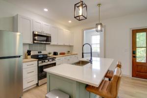 Near Dtwn & UT! Updated Knoxville Apartment