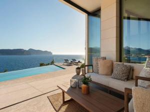 Frontline Villa With Breathtaking Sea Views