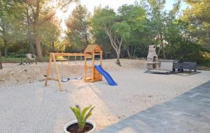 Beautiful Apartment In Pridraga With Wifi