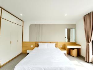 The LuxHomes Royal Apartment 193 Văn Cao