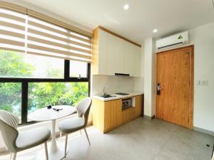 The LuxHomes Royal Apartment 193 Văn Cao