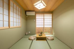 4 Bedrooms Vacation house for 8, Limousine bus to Haneda Airport, Direct bus to Disney, Free Parking available, 5-minute walk to the station , 2 toilets, 70inch TV