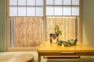4 Bedrooms Vacation house for 8, Limousine bus to Haneda Airport, Direct bus to Disney, Free Parking available, 5-minute walk to the station , 2 toilets, 70inch TV