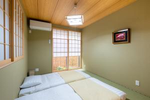 4 Bedrooms Vacation house for 8, Limousine bus to Haneda Airport, Direct bus to Disney, Free Parking available, 5-minute walk to the station , 2 toilets, 70inch TV