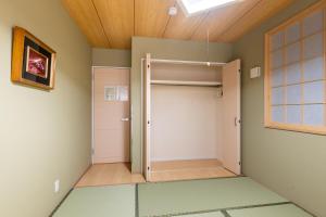 4 Bedrooms Vacation house for 8, Limousine bus to Haneda Airport, Direct bus to Disney, Free Parking available, 5-minute walk to the station , 2 toilets, 70inch TV