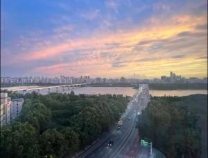 NEW DC! Stunning High Han River & Yeouido view! 1min Hapjeong Stn, 5min Hangang Park, 2Qbed, Brand-new apartment