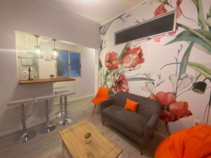 Vintage, 2 bedrooms and garage close to everything