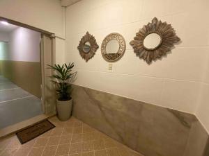 Vintage, 2 bedrooms and garage close to everything