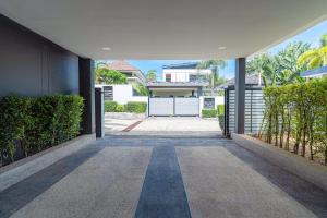 Bangtao 4 Bedrooms Modern Single-Unit Villa 1000 Square Meters of Land 15-Meter Oversized Private Pool Oversized Garden