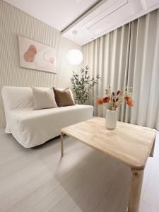 Spacious 2BR 3BR Suite Near Hongdae Free Parking