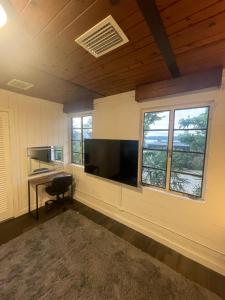 Hotel-Style Private Suite-Lake View-Gardens