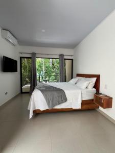 Jungle Retreat Near Manuel Antonio, Apts Paraymay