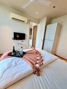 Pink Lily 1 BHK Studio Apartment near IGI Airport