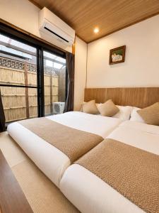3-Min Walk to Tengachaya Entire Japanese Townhouse Direct to Namba & KIX Sleeps 8