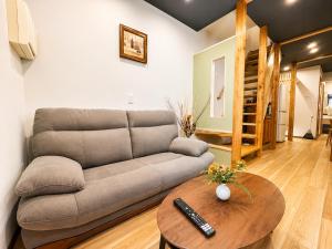 3-Min Walk to Tengachaya Entire Japanese Townhouse Direct to Namba & KIX Sleeps 8