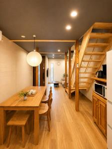 3-Min Walk to Tengachaya Entire Japanese Townhouse Direct to Namba & KIX Sleeps 8
