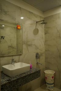 Hotel Laxmi high - Laxmi Nagar Gate 5