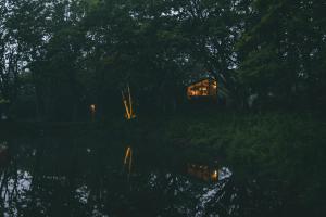 Earthboat Nasu - Glamping Cabin with Private Wood-Fired Sauna & Onsen, Pet-Friendly & Cage-Free