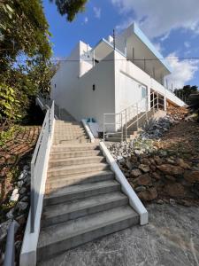 Bella Vista-Oceanview Hilltop Penthouse in Motobu