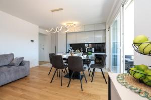 Modern 2-Bedroom Apartment Near Old Town with Free Parking