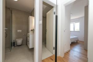 Modern 2-Bedroom Apartment Near Old Town with Free Parking