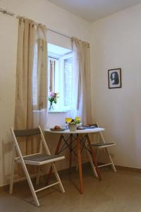Old town nest apartment steps from Kalelarga