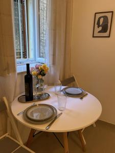 Old town nest apartment steps from Kalelarga