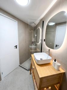 Martiou Urban Metro Loft w Private Entrance 2 min to Metro