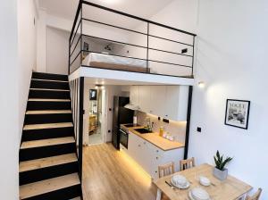 Martiou Urban Metro Loft w Private Entrance 2 min to Metro