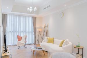 Escape24 1BR Dunya Tower near Dubai Malll & Burj Khalifa
