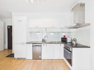 SuperApart Jana Kazimierza 49 Secluded Urban Hideaway with Modern Comforts