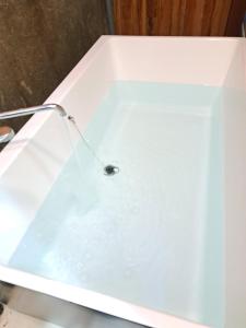 お部屋に露天風呂 自分専用の湯船に新鮮な熱海温泉を入れる贅沢 新築美麗AtamiOnsenApart104