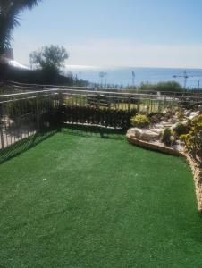 Bilocale con giardino, vista mare e parcheggio privato
