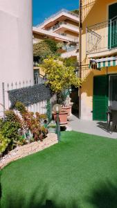 Bilocale con giardino, vista mare e parcheggio privato