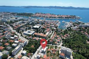 Modern 2-Bedroom Apartment Near Old Town with Free Parking