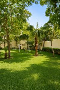 The Meadow House 2BR Farm with Pool & Lawns