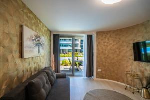 MyFlat Wave Garden Apartment