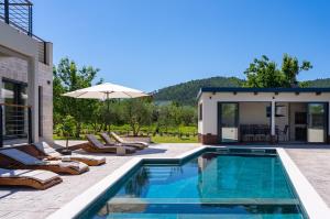 NEW! Stylish 4-Bedroom Villa Agrosa with 30 m2 Private Pool, Hydromassage, Finnish Sauna and Fun zone