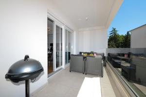 Modern 2-Bedroom Apartment Near Old Town with Free Parking