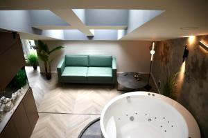Bohemia Jacuzzi & Sauna Apartment