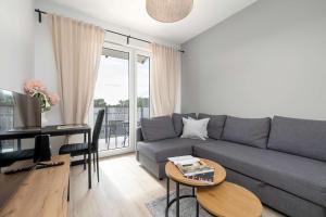 Modern Apartment with a Balcony A Place to Work by Noclegi Renters