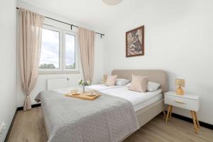 Modern Apartment with a Balcony A Place to Work by Noclegi Renters