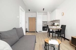 Modern Apartment with a Balcony A Place to Work by Noclegi Renters