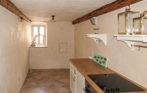 4 Bedroom Cozy Home In Senj