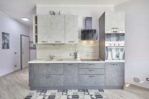 Domus Garda - Pool and terrace in the heart of Sirmione