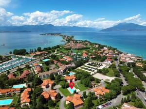 Domus Garda - Pool and terrace in the heart of Sirmione